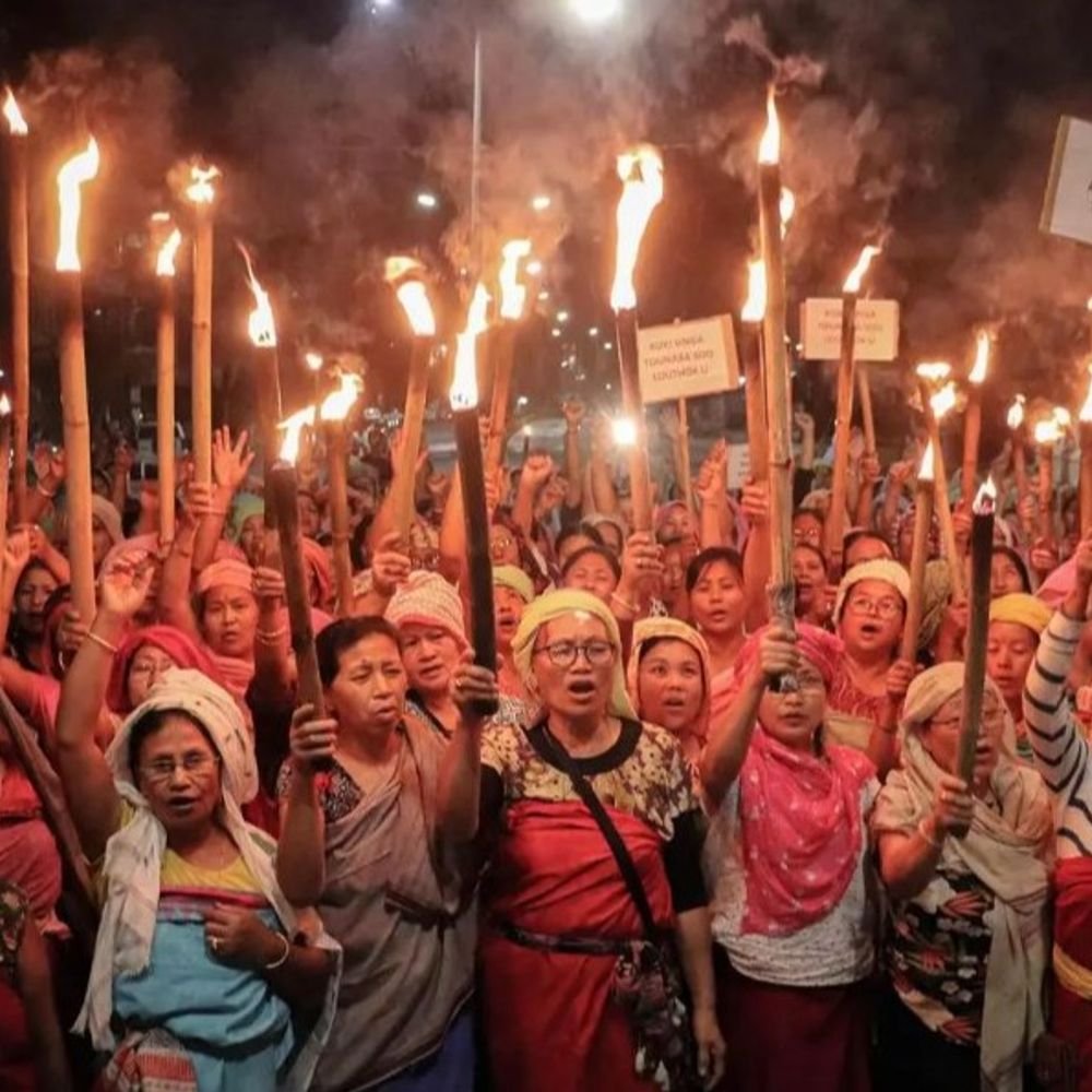 मणिपुर में पहली बार महिलाएं इतनी उग्र:दिन में रास्ते रोक कर धरना, रात में मशाल रैलियों से आंदोलन आगे बढ़ा रहीं