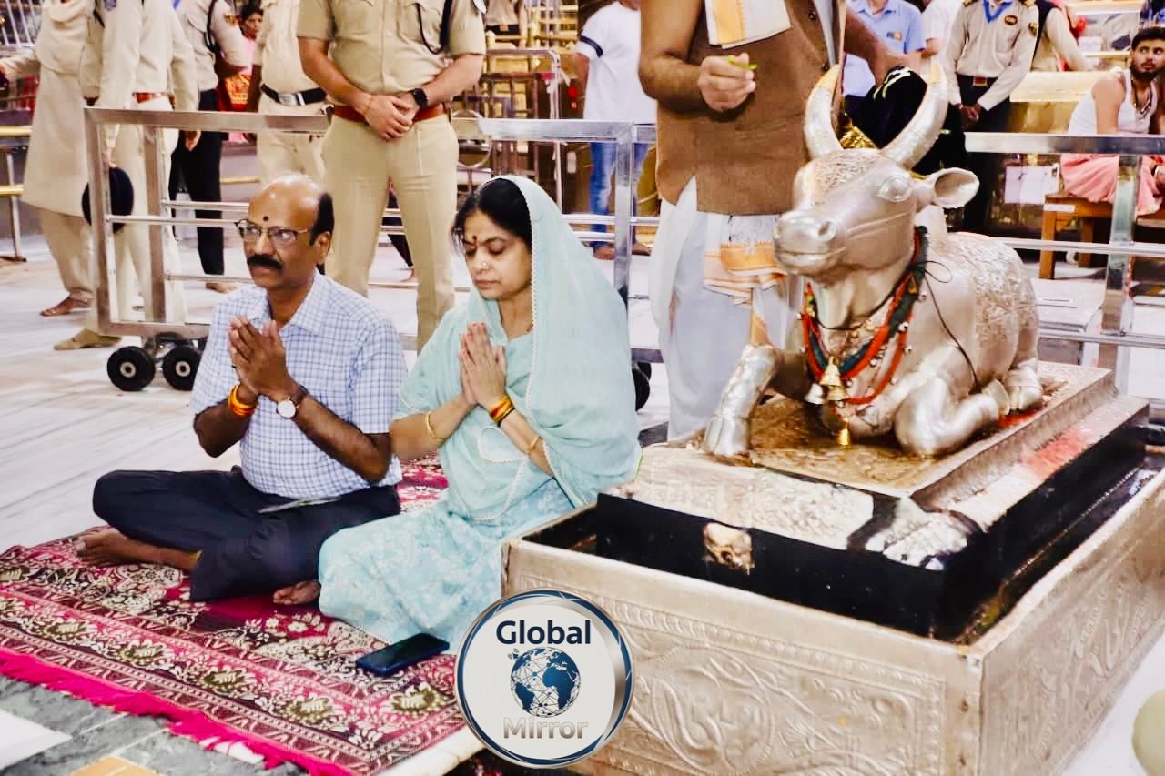 मध्यप्रदेश के डीजीपी कैलाश मकवाना ने सपरिवार किए बाबा महाकाल के दर्शन, नंदी हॉल में किया पूजन-अर्चन,,,,