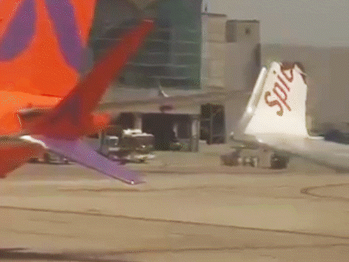 दिल्ली एयरपोर्ट पर स्पाइसजेट और अकासा के विमान टकराए:पार्किंग एरिया में हादसा; दोनों प्लेन को नुकसान, लेकिन यात्री सुरक्षित