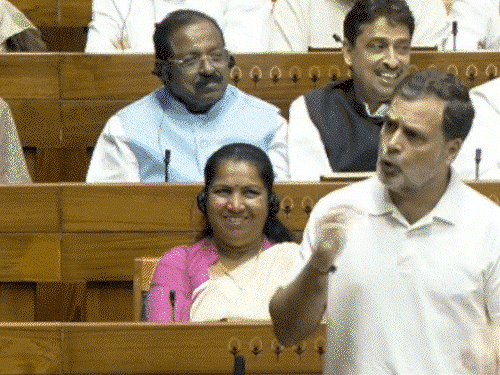 बिल गिरते ही भाजपा महिला सांसदों ने प्रदर्शन किया:संसद के बाहर पोस्टर दिखाए, राहुल ने चर्चा के दौरान दादी के किस्से सुनाए; संसद के मोमेंट्स