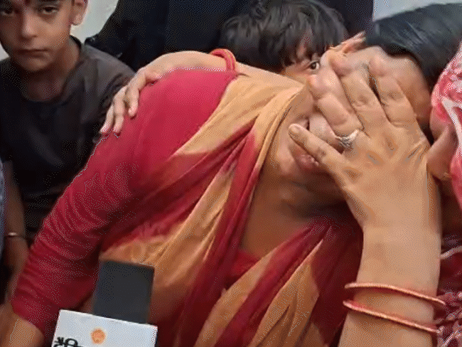 मां बोलीं- बेटा पानी पिलाने गया था, उसे ढूंढ लाओ:जयपुर पटाखा फैक्ट्री अग्निकांड के बाद चीखें और सिसकियां, कल 8 युवक जिंदा जल गए थे
