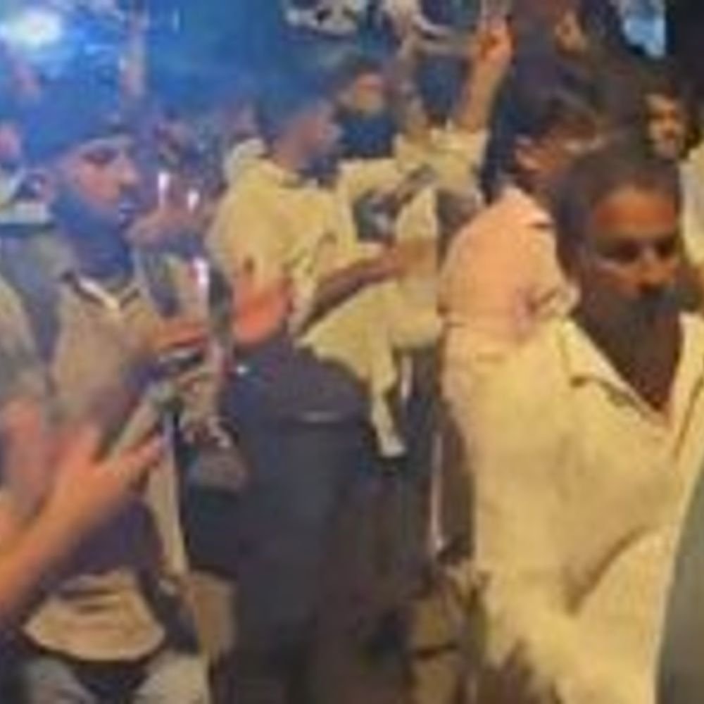 जंतर-मंतर पर कैंडल मार्च निकाला गया:प्रदर्शनकारी जूते-चप्पल और हाथो में पोस्टर लिए नजर आए