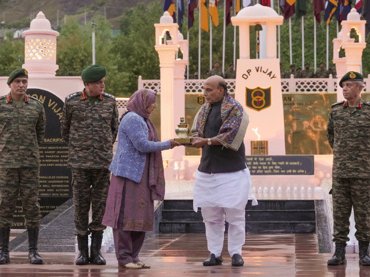 कारगिल विजय दिवस पर द्रास पहुंचे रक्षा मंत्री:बोले- घुसपैठियों की नीयत नहीं बदली; भारतीय सेना हर चुनौती का सामना करने के लिए तैयार