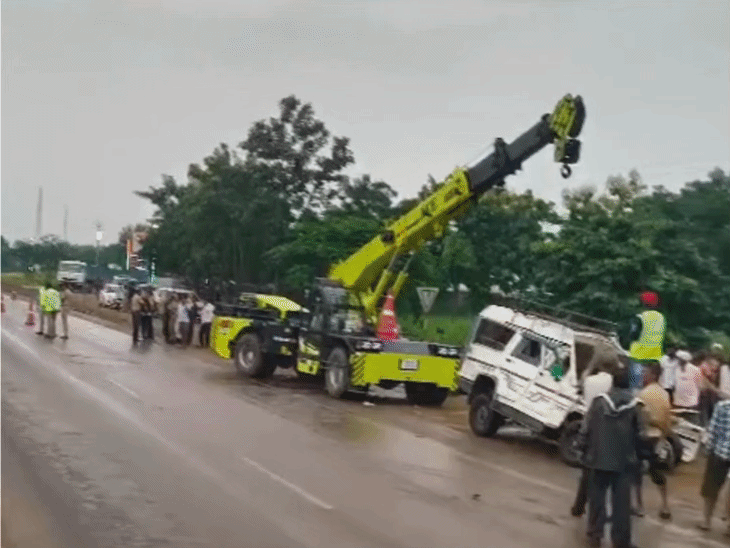 महाराष्ट्र- ट्रक-बोलेरो की भिड़ंत, 3 बच्चों समेत 8 की मौत:SUV को जेसीबी-क्रेन की मदद से निकाला; रायपुर से नागपुर जाते वक्त हादसा